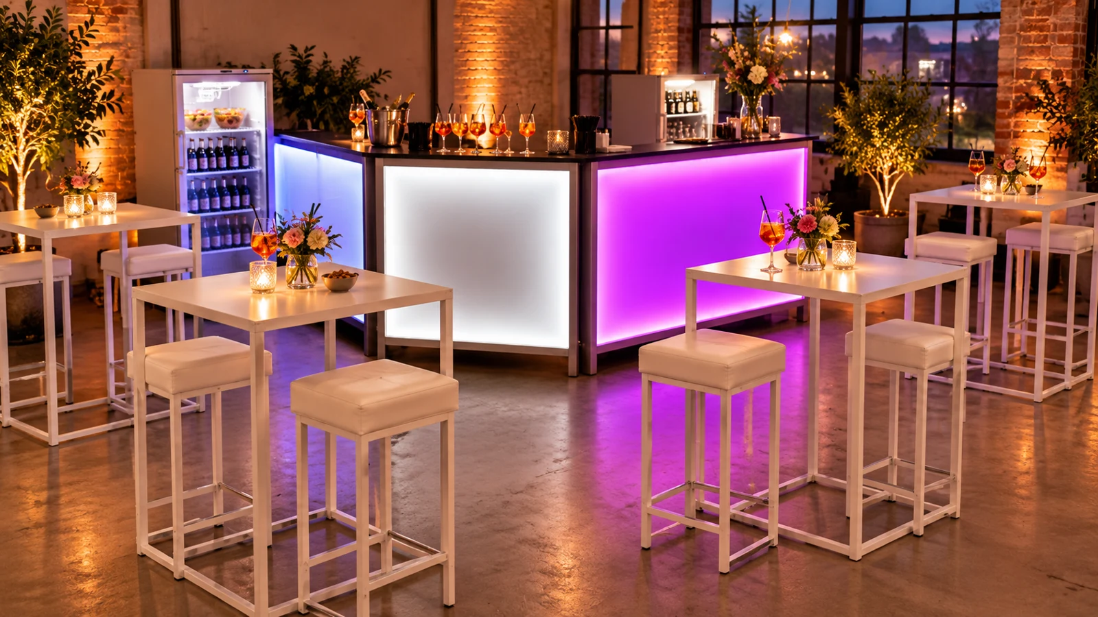 Beleuchtete mobile Bar mit weißen quadratischen Stehtischen und weißen gepolsterten Barhockern